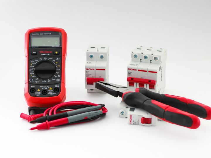Мультиметр, клещи и автоматы